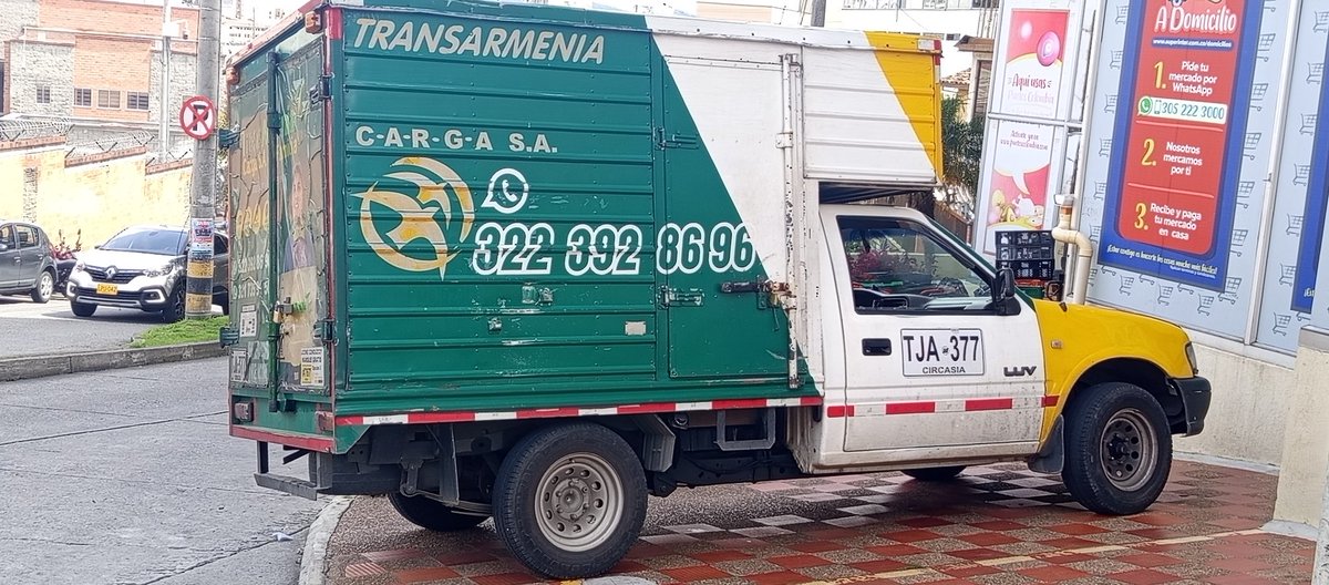 CarlosPeci's tweet photo. El día a día de los peatones con este supermercado del @Grupo_Exito en Alta Suiza Manizales, y la @SecMovilidadMzl nada hace con el #MALPARqueado.
Será que tiene que haber una tragedia, un muerto, para que controlen este uso indebido del andén?
@DePeatonal 
Sector Mabe https://t.co/GG8RLsF40J