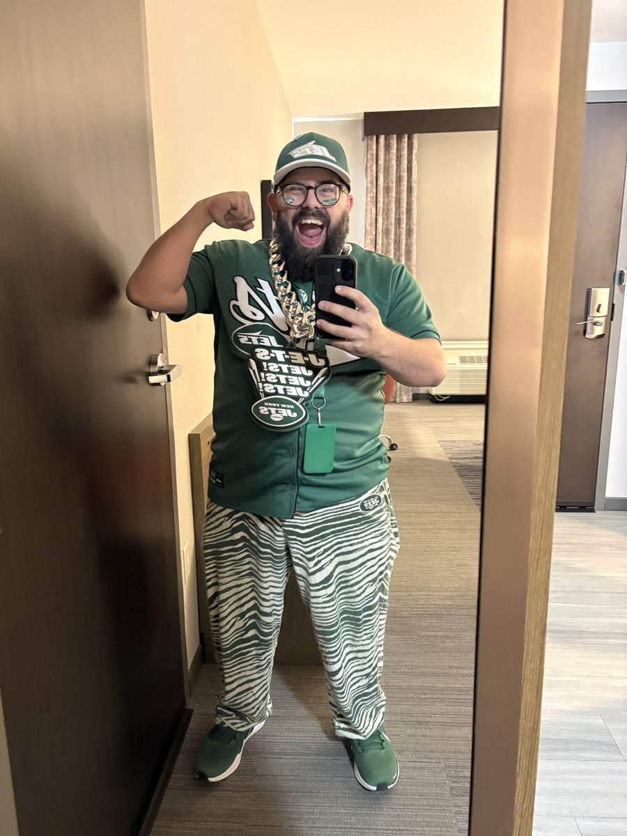 BoyGreen25's tweet image. FIT CHECK! 

We in Pittsburgh for the #NFLDraft 

J-E-T-S JETS, JETS, JETS!!! #JetUp @nyjets