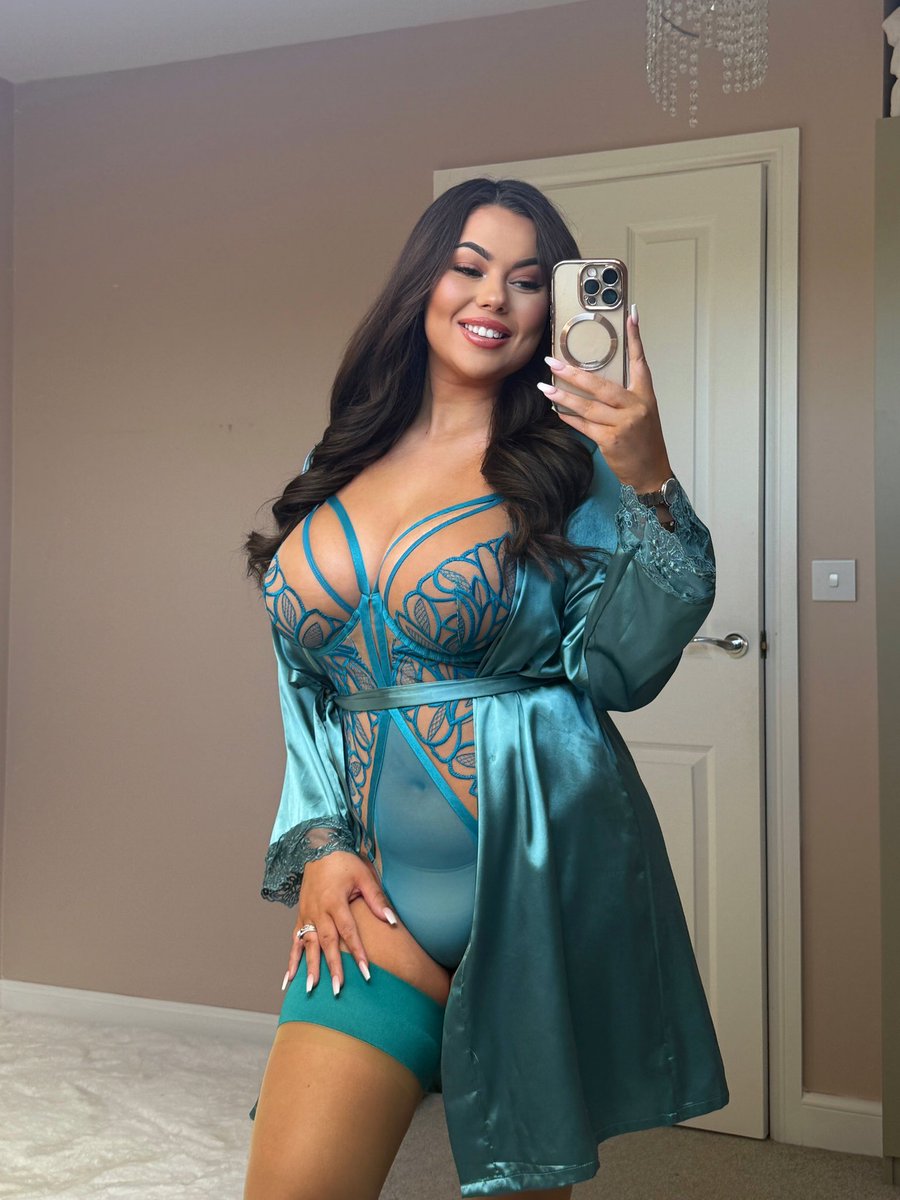 RealAmirahLeia's tweet photo. Do you like curves on a woman? https://t.co/XRQIUBofzN