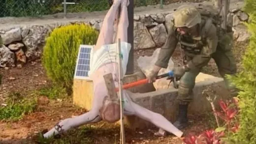 La sanción de las FDI a los dos soldados que dañaron una estatua de Jesucristo en el Líbano

El ejército israelí (FDI) ha decidido sancionar a dos soldados con 30 días de detención militar y apartarlos del servicio de combate tras la destrucción de una estatua de Jesucristo en el