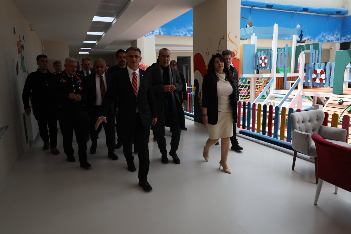 tcvanvaliligi's tweet photo. Valimiz Sn. Ozan Balcı, Van’ın en modern anaokulu olan Edremit ilçesindeki Vangölü Anaokulunu ziyaret ederek incelemelerde bulundu.

@valiozanbalci75 https://t.co/sSUNoWoRdw