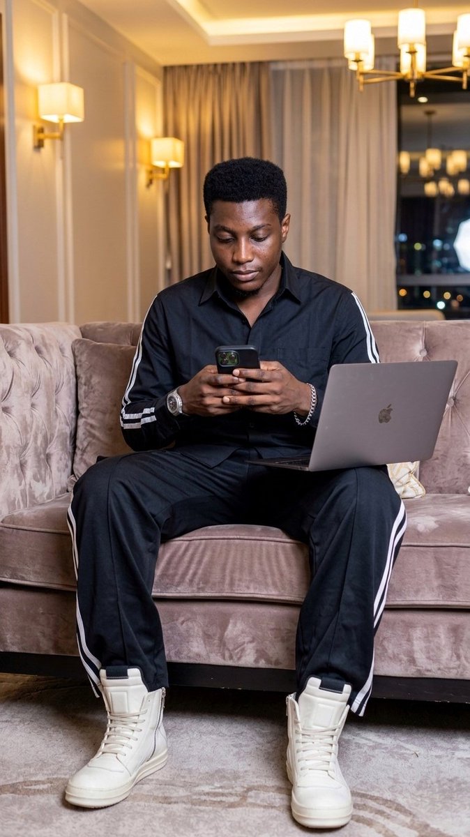 Olaolu_thaniel's tweet image. My DMs are flooded daily with “bro put me on", "teach me tech” 

Here is a Quick-Start Roadmap for 2026
Pick ONE skill this month.
Build 3 portfolio projects in 60-90 days.
Optimize LinkedIn + start engaging daily.
Apply to 5 targeted roles/week
Join as many communities in your