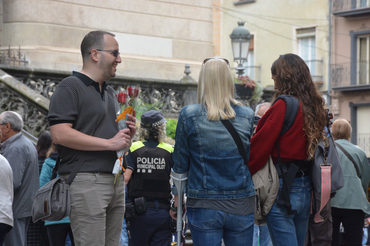 Olotuit's tweet photo. 📖 💬💗 Avui, aprofitem cada paraula, cada conversa i olor. 

📍 Si encara no tens el teu llibre, passa pel Firal, troba el teu i, a més, gaudeix de tota la programació d'aquesta diada. 
ℹ️🔗https://t.co/yNY45rKiAS

📚 Bon Sant Jordi a tothom!

#Olot #SantJordiOlot2026 https://t.co/052nEhIZDk