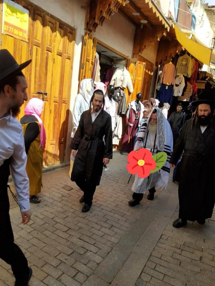 oufkir_mohammed's tweet photo. ترددتُ في التعليق على حادثة إقامة بعض اليهود شعائرهم أمام باب دكالة في مراكش ففي رأيي هي حادثة معزولة تمامًا (لا حدث)  فهي لا تعكس بالبتة عادات اليهود المغاربة، الذين يحرصون منذ القدم على ممارسة شعائرهم داخل بيعهم باحترام كامل للمرجعيات الدينية في المملكة.

الإسلام السني والمذهب المالكي يجيزان بل "يفرضان" منح أهل الكتاب سواء يهود او مسيحيين حرية ممارسة شعائرهم داخل معابدهم، دون تجاوز إلى الأماكن العمومية، مع الاحتكام إلى شرائعهم في العقود والزواج والقضاء.

هذا الاحترام المتبادل بين المسلمين واليهود المغاربة هو ما جعل المغرب رمزًا للتعايش والسلام عبر القرون. وهذا ما يجب أن تنتبه إليه الوكالات السياحية عند تنظيم رحلات لوفود المتدينين.

أما الحادث فهو عرضي، استغله بعض المأدلجين لأغراض "سياسوية" بزعم "التغلغل الصهيوني" بينما هؤلاء أصلا ينتمون إلى طائفة الحريديم (الحسيديم) التي تكفر الصهيونية وتعتبر إنشاء إسرائيل بدعة محرمة قبل نزول المسيح.

لذلك نقول لمن يركبون مثل هذه الأحداث لتصريف أجندات ضيقة:
"غادي تبقاو تركبو حتى شي نهار تقلبو، فين تنزلو ما تلقاوش"

أو كما قالت الشاعرة: "صياد النعام يلقاها يلقاها"