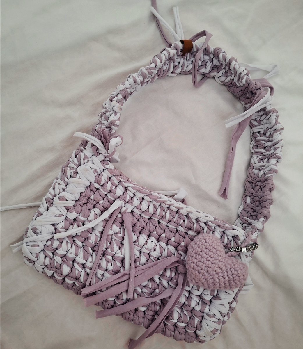 armybeingstay's tweet photo. Vendo Bolsa Bts Fanmade

bolsa feita a mão, peça única e nunca usada. inspirada no grupo bts, e no fandom army, possui pingentes com o nome bangtan que liga a bolsa ao coração. fecho em imã e com uma alça de tamanho médio que a deixa de uso confortável. 
R$80 + frete https://t.co/qly01enhnl