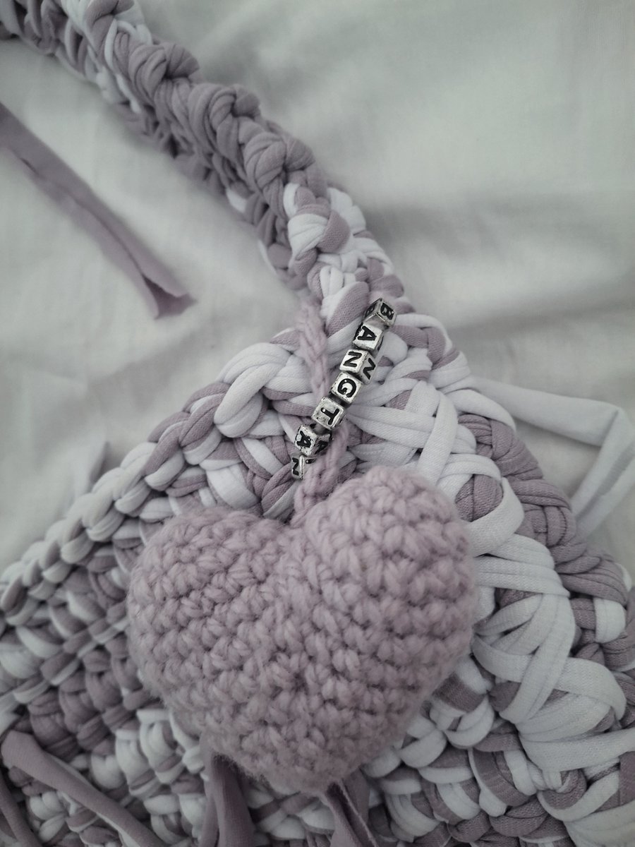 armybeingstay's tweet photo. Vendo Bolsa Bts Fanmade

bolsa feita a mão, peça única e nunca usada. inspirada no grupo bts, e no fandom army, possui pingentes com o nome bangtan que liga a bolsa ao coração. fecho em imã e com uma alça de tamanho médio que a deixa de uso confortável. 
R$80 + frete https://t.co/qly01enhnl