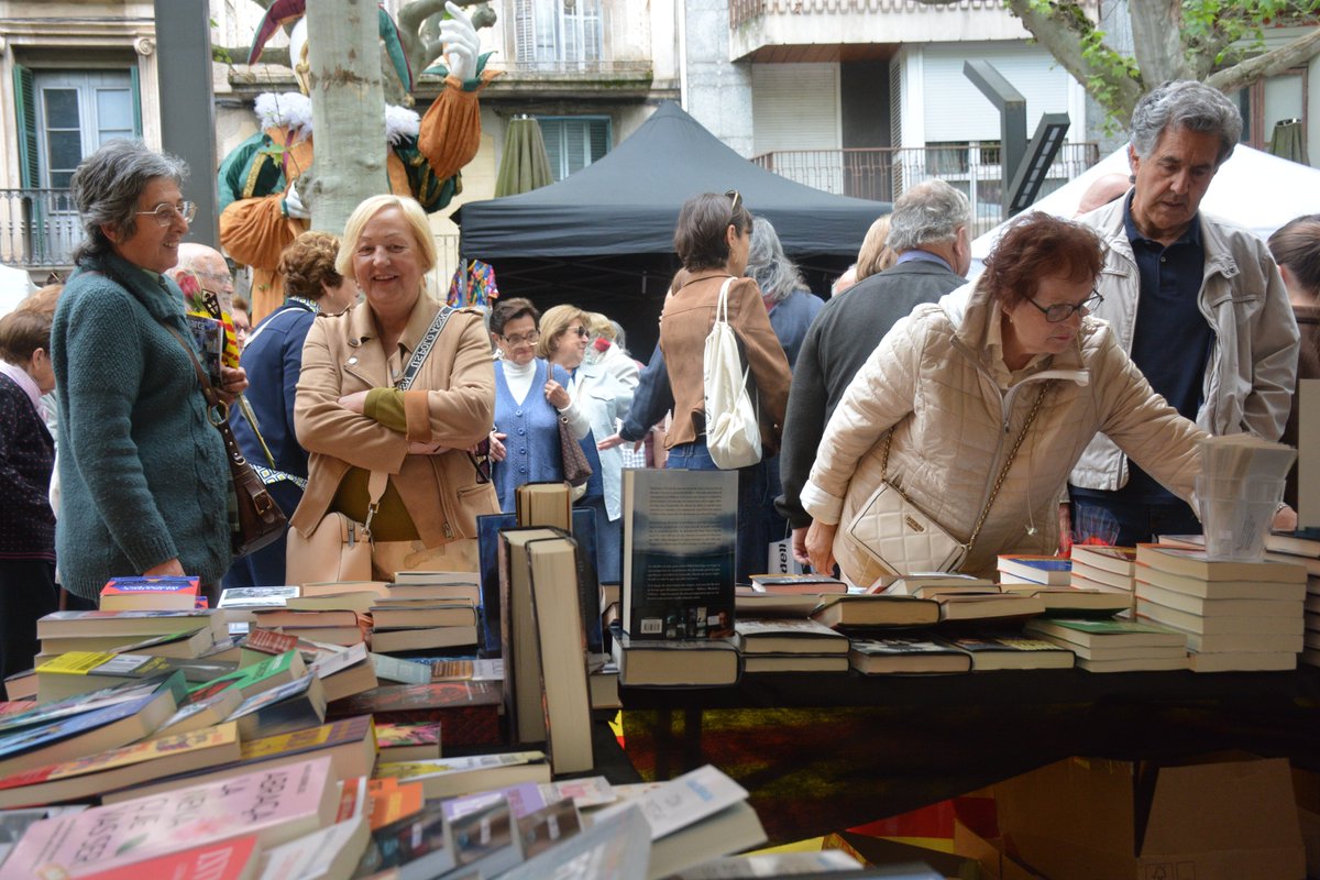 Olotuit's tweet photo. 📖 💬💗 Avui, aprofitem cada paraula, cada conversa i olor. 

📍 Si encara no tens el teu llibre, passa pel Firal, troba el teu i, a més, gaudeix de tota la programació d'aquesta diada. 
ℹ️🔗https://t.co/yNY45rKiAS

📚 Bon Sant Jordi a tothom!

#Olot #SantJordiOlot2026 https://t.co/052nEhIZDk