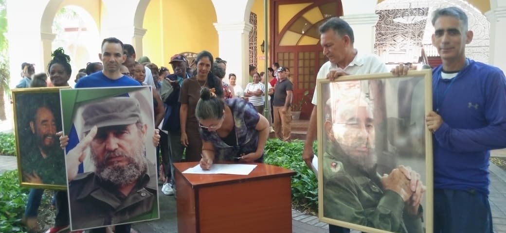 Cuadros y trabajadores de la sede del Gobierno Provincial del Poder Popular en Camagüey plasmaron hoy sus rúbricas en respaldo al movimiento #MiFirmaPorLaPatria como expresión genuina de reafirmación de nuestra soberanía y unidad nacional.
Más información: facebook.com/plugins/post.p…