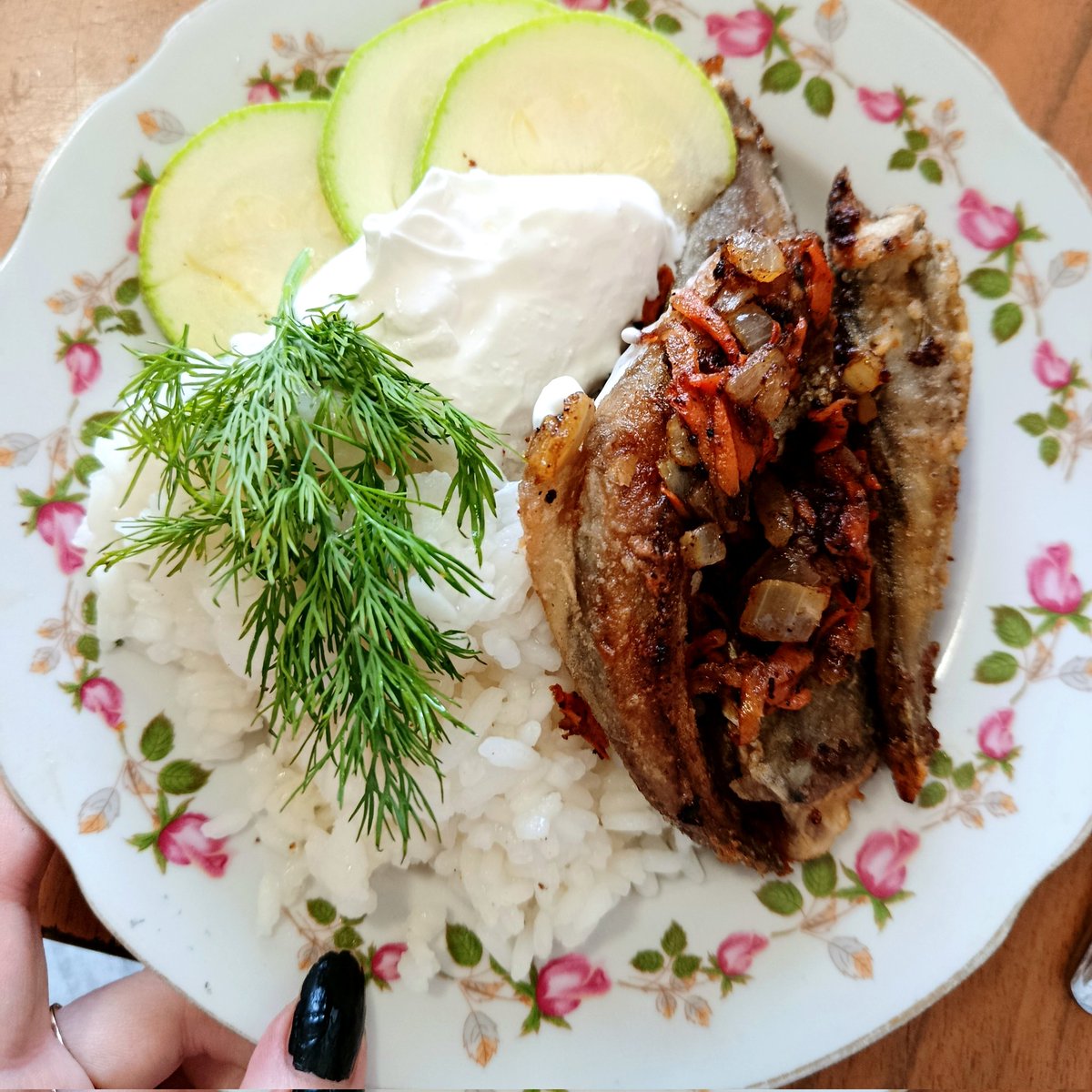 ну шо, товарищи... диета для гастрита 😋

постный борщ, рис со сметаной, путассу в муке с обжаркой из лука и морковки, и кабачок свежий