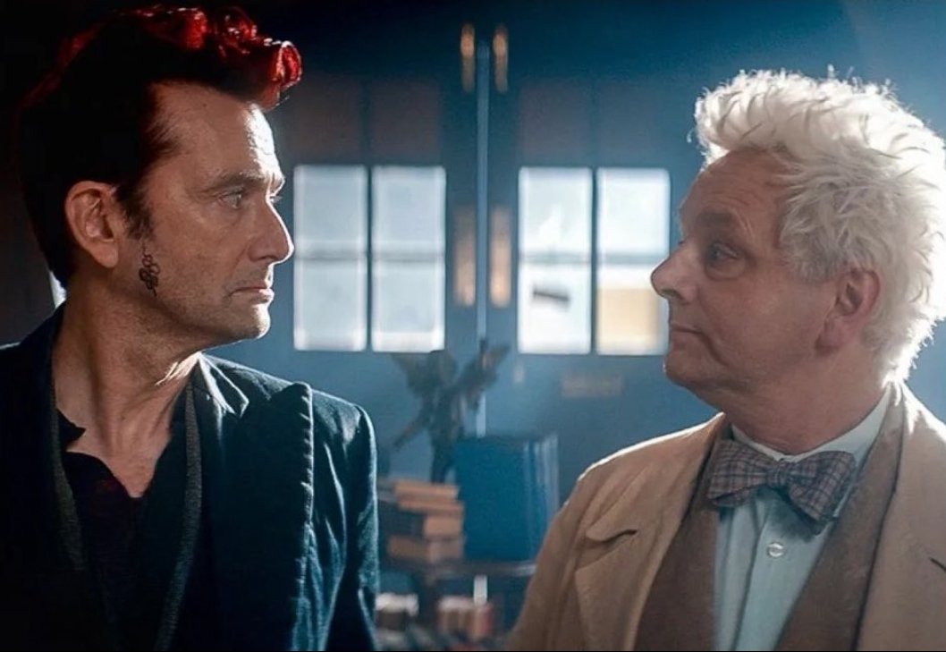 como se miran, seguro están agarrándose las manos, Y CROWLEY NO ESTÁ USANDO LENTES AAAAAAAAAA