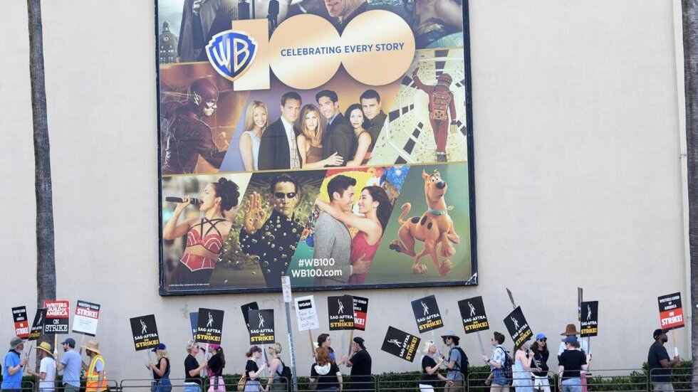 della duck tweet media