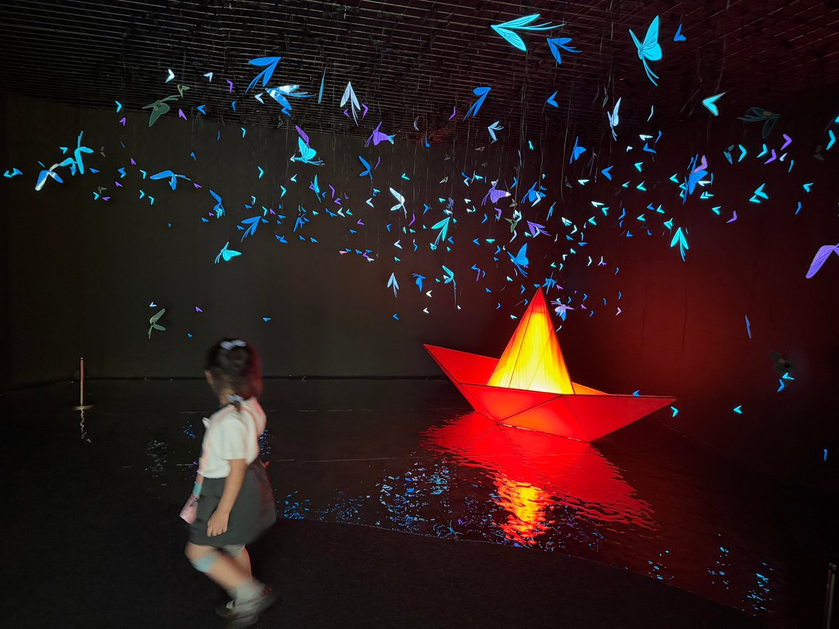 FahriMursal's tweet image. "Immerse in light u0026 shadow—this art installation wraps you in shifting hues, turning a quiet moment into a sensory dream.  #ArtExperience #LightArt"