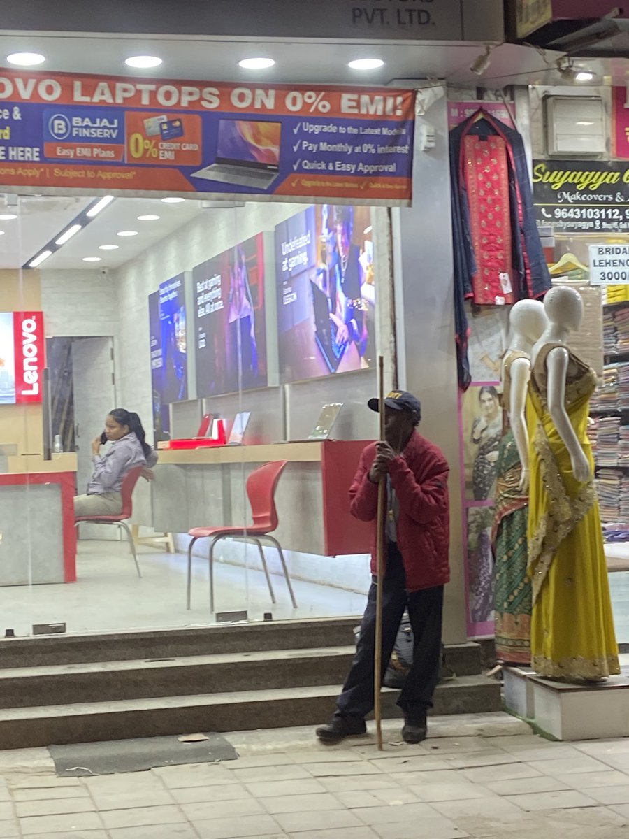 sharmaRajat1711's tweet image. A security guard outside a Lenovo showroom stands for hours while chairs sit empty inside—yet he isn’t allowed to sit. Basic dignity matters.@Lenovo_in please review such policies. Every worker deserves respect and humane treatment #RespectWorkers #DignityAtWork
