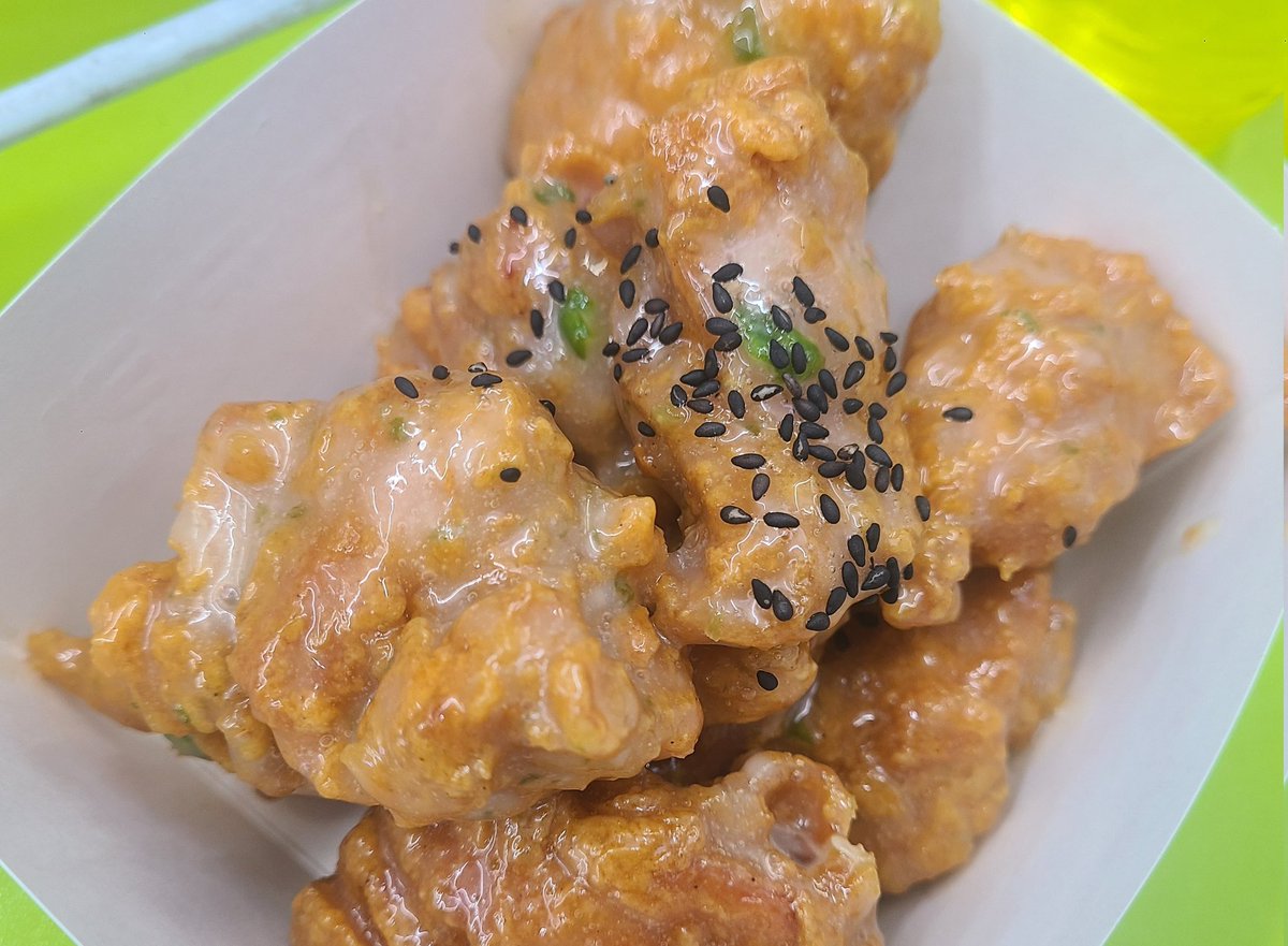 옆 치킨집 사장님이 치킨 만들다 실수했다고 나한테 주심 ㅋㅋㅋㅋㅋ 맵슐랭을 이렇게 먹어 보네 잘 먹겠슴다 ^_^