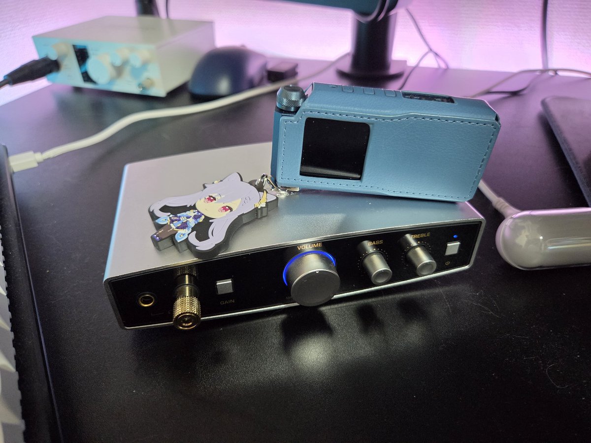 yoruka138's tweet photo. @e_earphone なんか11の方を買おうとしてたらいつの間にか手元にいたFIIO BTR17とゲームと音楽を両立してくれてるSHANLING EH1です
2つともeイヤホンオンラインストアで購入させて頂きました
幸せー！ https://t.co/0fnOWcFXB7