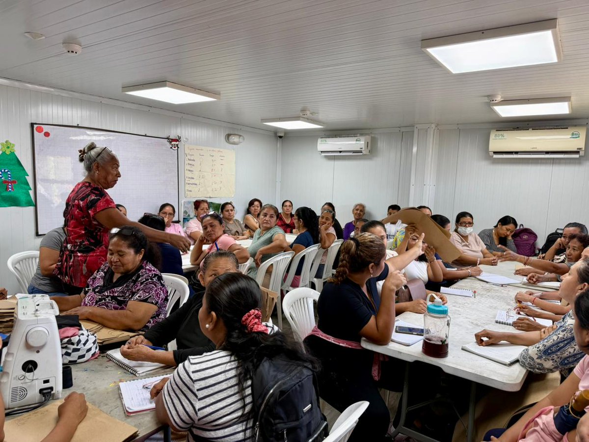 En su primera clase, alumnas del Taller de Blusas que dicta ZUMAR en Plaza Casuarina, aprendieron a diseñar el patronaje para confeccionar una blusa básica con manga fruncida. Es el primer paso en esta capacitación brindada por Alcaldía, porque #AsíSeHaceGuayaquil #CiudadDeTodos