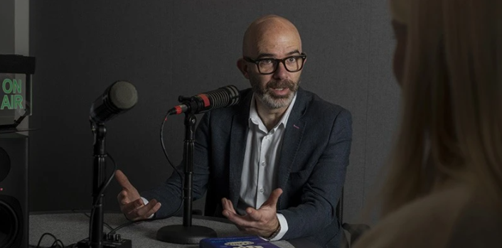 ManMetUni's tweet photo. "An accent is a record of where you’re from, who you are, and where you belong — and no accent is inherently better than any other.”

To celebrate English Language Day, Professor Rob Drummond explores accent diversity, history and prejudice.

Read more 🔗  https://t.co/GSfbJZUlhA https://t.co/30jv6qxSZd