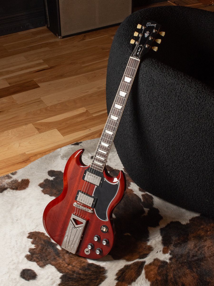 ChicagoMusicEx's tweet image. bit.ly/3FFbKpx | Friend of the shop, @jakekiszka, just got his own Limited Edition Artist SG from @gibsonguitar! 👀 This one pulls straight from his legendary ‘61—hits that perfect line between vintage soul and modern edge! It’s all here, just waiting! Shop today! #CME