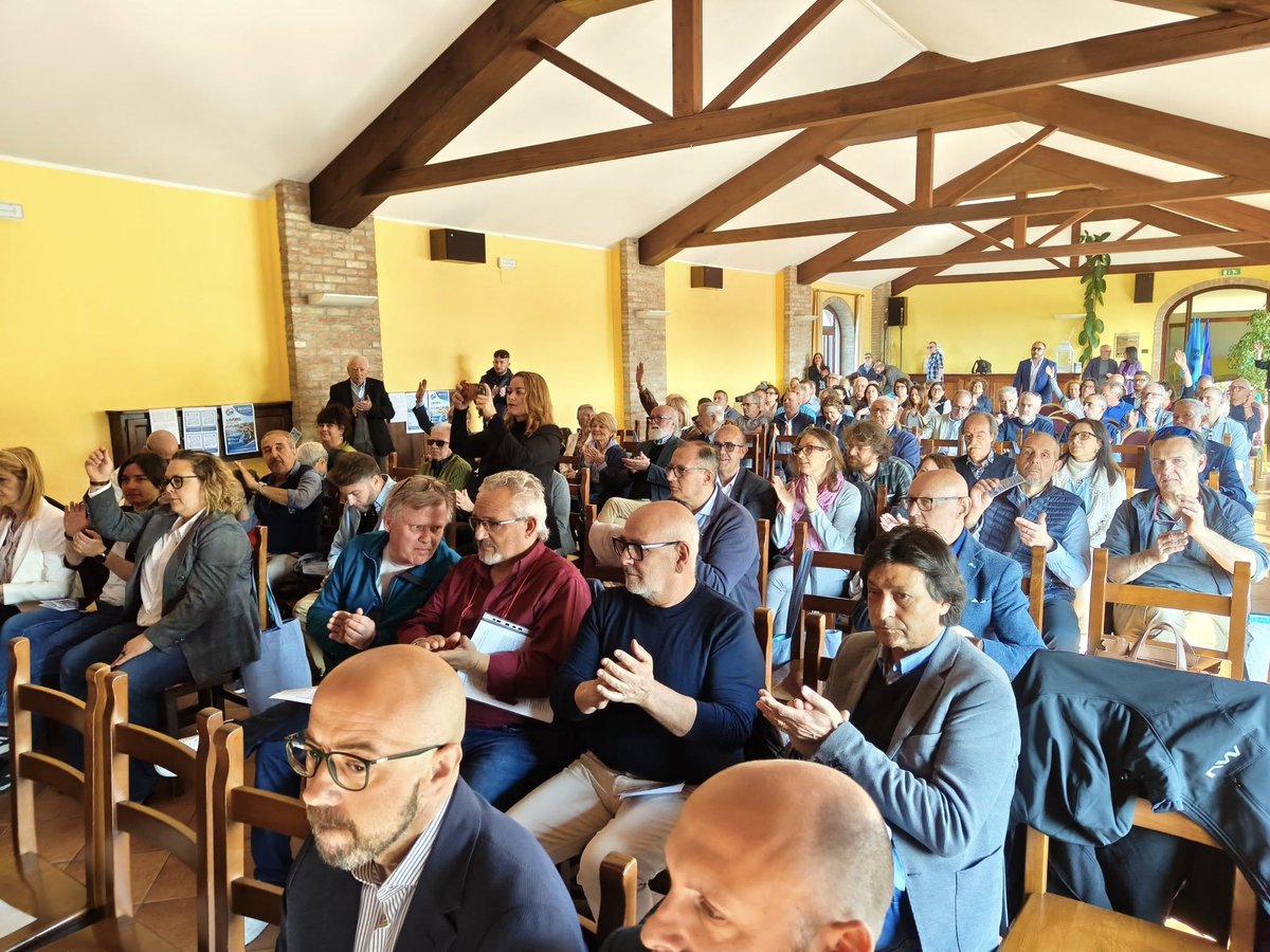 UilPiemonte's tweet photo. LAVORO, DIRITTI, FUTURO. COSTRUIAMO INSIEME UN DOMANI PIU' GIUSTO E SOSTENIBILE
Si è svolto oggi il XIX Congresso della CST UIL di Alessandria. Claudio Bonzani è stato confermato alla guida dell'organizzazione.
Il Segretario Generale UIL Piemonte Gianni Cortese ha chiuso i lavori https://t.co/kJ76hHdXfC