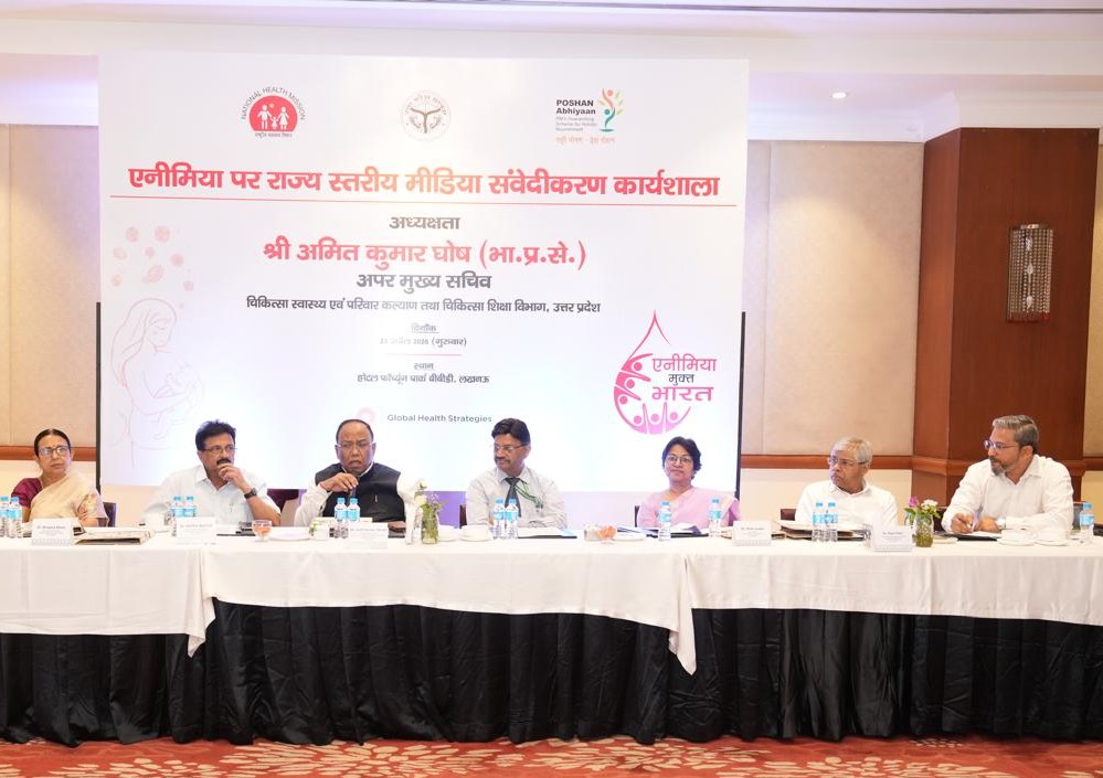 nhm_up's tweet photo. लखनऊ में गुरुवार को चिकित्सा स्वास्थ्य एवं परिवार कल्याण विभाग उoप्र० एवं  सहयोगी संस्थाओं द्वारा राज्य स्तरीय मीडिया संवेदीकरण कार्यशाला का आयोजन अपर मुख्य सचिव, चिकित्सा स्वास्थ्य एवं परिवार कल्याण एवं चिकित्सा शिक्षा श्री अमित कुमार घोष की अध्यक्षता में किया गया। इस अवसर पर एनीमिया के लक्षण, जांच एवं उपचार के प्रति जागरूकता बढ़ाने में सहयोग करने की अपील की गई।

इस अवसर पर डॉ. (ब्रिग.) राकेश कुमार गुप्ता, निदेशक, गवर्नमेंट इंस्टीट्यूट ऑफ मेडिकल साइंसेज, ग्रेटर नोएडा; महानिदेशक, परिवार कल्याण, डॉ. हरिदास अग्रवाल; महानिदेशक (प्रशिक्षण), डॉ. रंजना खरे; अपर निदेशक (आरसीएच), डॉ. अजय गुप्ता; संयुक्त निदेशक, डॉ. शालू गुप्ता तथा केजीएमयू से डॉ. मोनिका अग्रवाल सहित राष्ट्रीय स्वास्थ्य मिशन के वरिष्ठ अधिकारियों, तकनीकी विशेषज्ञों एवं मीडिया प्रतिनिधियों की उपस्थिति रही। इस आयोजन में ग्लोबल हेल्थ स्ट्रेटजी ने सहयोग प्रदान किया। एनीमिया के विरुद्ध निम्नलिखित पहल की गई है-
• गंभीर एनीमिया से ग्रसित गर्भवती महिलाओं के लिए IV-FCM की शुरुआत
• ⁠3.7 लाख इंट्रावीनस आयरन खुराकें उपलब्ध
• ⁠10,000+ स्वास्थ्यकर्मियों का प्रशिक्षण
• ⁠75 जिलों में एनीमिया मुक्त भारत (AMB) रणनीति लागू
यह पहल मातृ एवं शिशु स्वास्थ्य को सुदृढ़ करने की दिशा में एक महत्वपूर्ण कदम है।
#AnemiaMuktBharat #MaternalHealth #PoshanAbhiyaan
