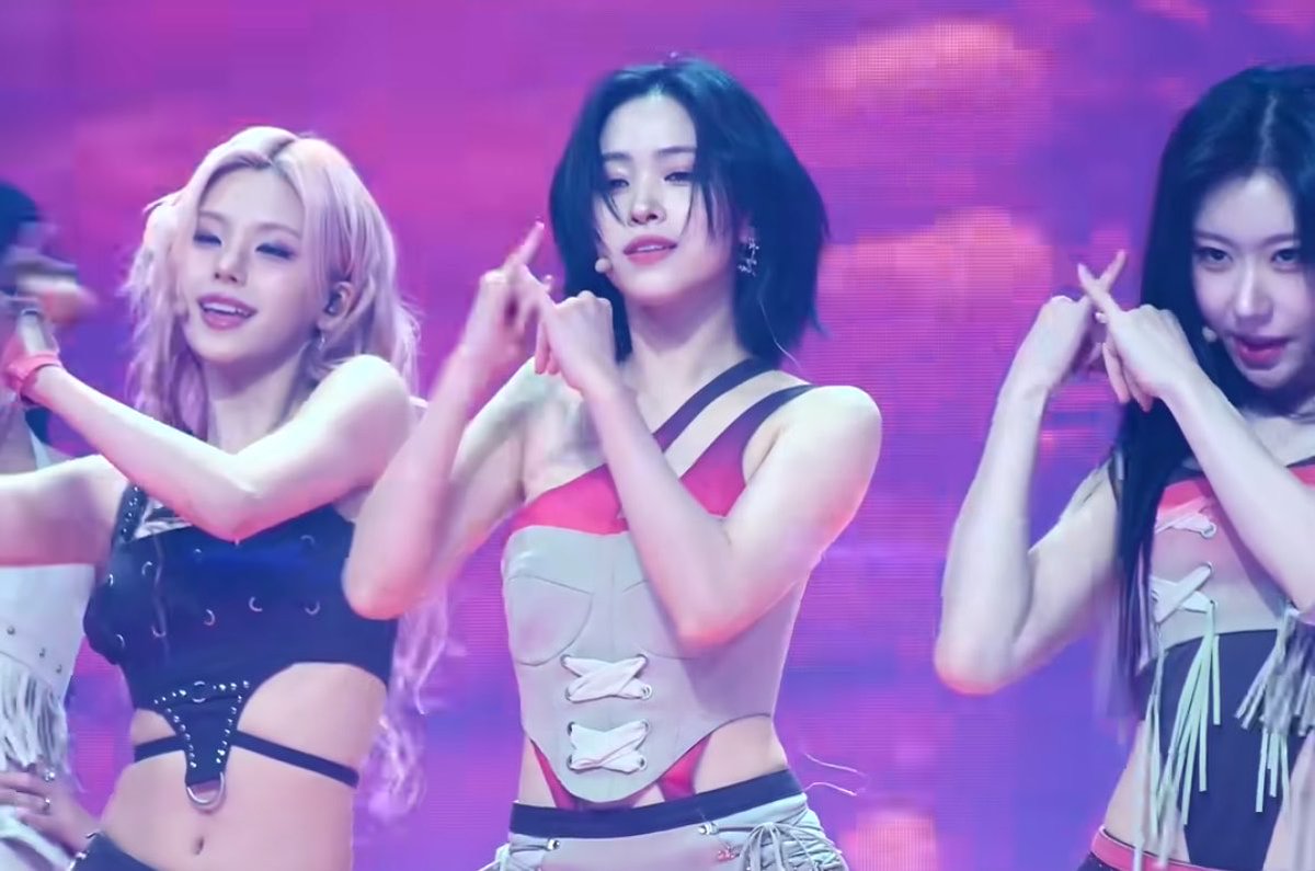 阿部サダヲと誕生日が同じだったっけなぁ〜って何気なく検索して画像見てたらTHAT'S A NO NOしてて笑っちゃった😂ww阿部サダヲがキレキレのカバーダンス踊ってくれたらもっとたくさんの人が知って日本でバズるんじゃないなんてね🤭ww