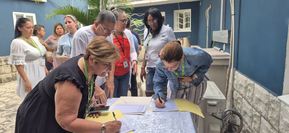 etibiocubafarm1's tweet photo. 🇨🇺 Trabajadores de la #ETI participaron en el acto #MiFirmaPorLaPatria, reafirmando su compromiso con #Cuba y la defensa de nuestros valores.

El encuentro estuvo presidido por miembros del partido de la ETI y funcionarios del PCC municipal de Playa. https://t.co/UERQyVnNFP