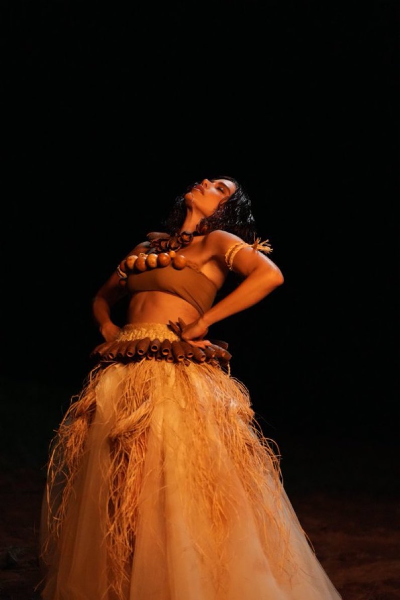 As principais referências da coreografia de “Meia Noite” foram o maculelê, dança afro indígena associada à resistência quilombola, e a linguagem corporal dos arquétipos de orixás e pombagiras.