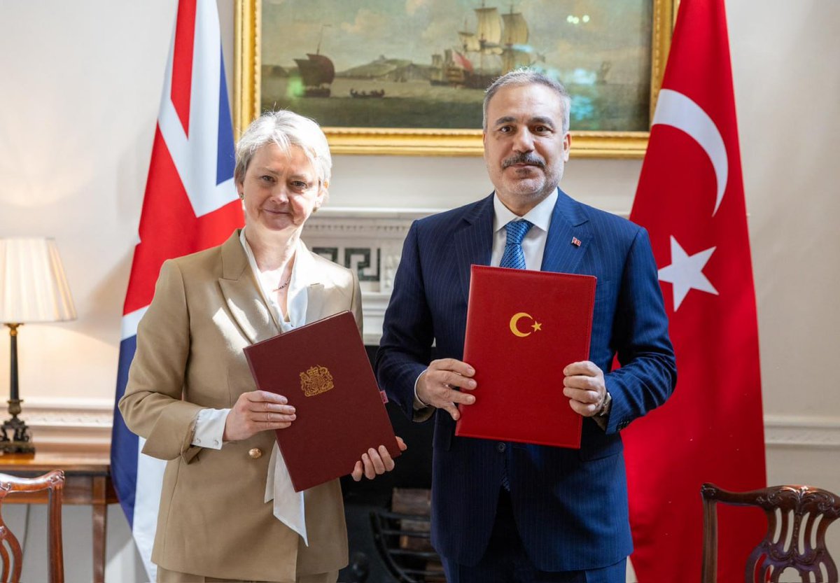 trthaber's tweet image. #SONDAKİKA
Türkiye ile İngiltere arasında stratejik ortaklığı pekiştirmeyi, yakın diyalogla güçlenen işbirliğinin kapsamını genişletmeyi amaçlayan Stratejik Ortaklık Çerçeve Belgesi imzalandı.

tr.trthaber.com/1/e7cf7cc0
