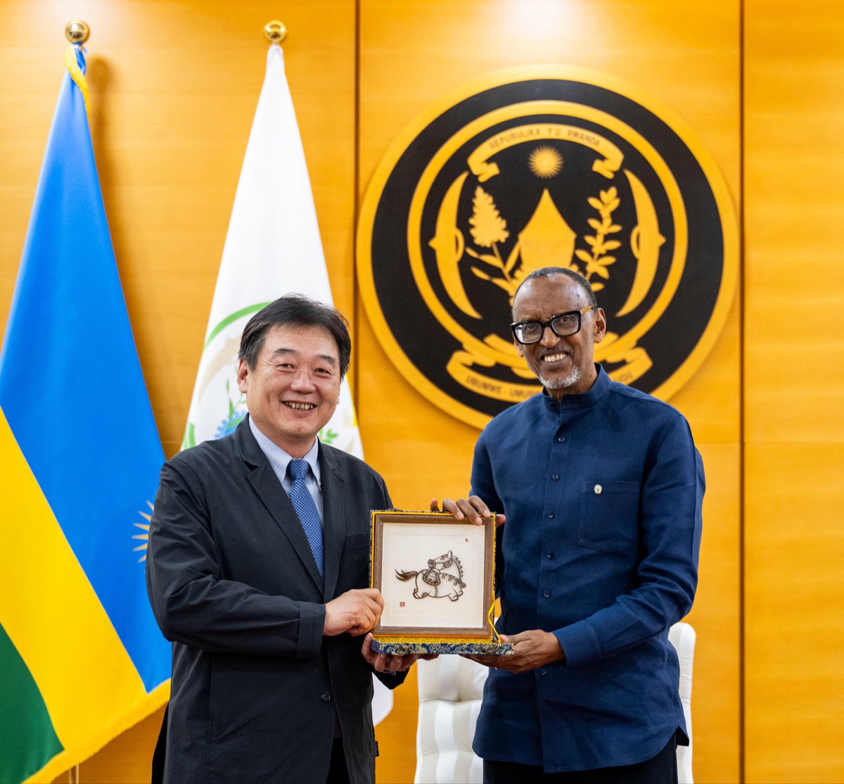 UrugwiroVillage's tweet image. This afternoon at Urugwiro Village, President Kagame received Xu Hui, Chairman of Rich Resource International Investments (RRII), Vice President and Board Secretary of Chery Holding, and his delegation for discussions on potential investment opportunities, including the possible
