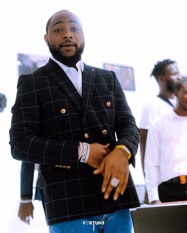 Xan_djive's tweet image. DO YOU REMEMBER when Davido's friends and fans donated about 201 million naira to. He added 50 million from his savings and give all 250 million naira back to Nigerians. #davido.