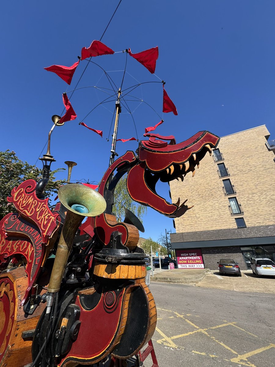 wesstreeting's tweet photo. Lovely St George’s Day celebration in Hainault - complete with a royal visit from the Pearly Queen and even a dragon! 🏴󠁧󠁢󠁥󠁮󠁧󠁿 https://t.co/dwSYgsevyH