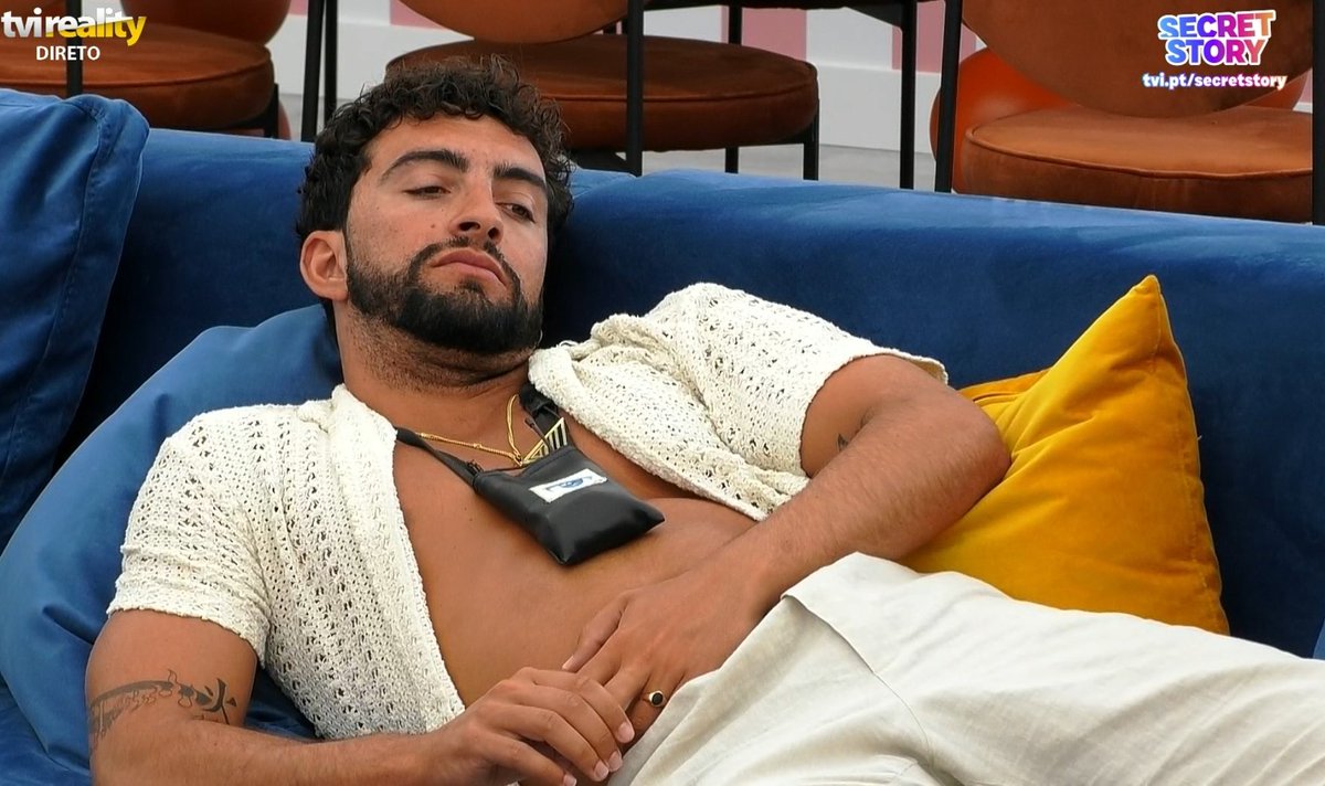 Ele é educação,
Ele é valores,
Ele é exemplo,
Ele é talento,
Ele é generosidade,
Ele é determinação,
Ele é disciplina,
Ele é honestidade, 
Ele é empatia,
Ele é verdade.
Tiago vai com tudo, que o futuro vai ser muito promissor #sstvi