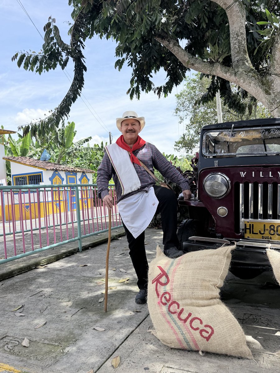 MarioELT's tweet photo. You can’t visit Colombia and not go to its Coffee Belt!  Just another local 😂 https://t.co/05Ym2eW0ct