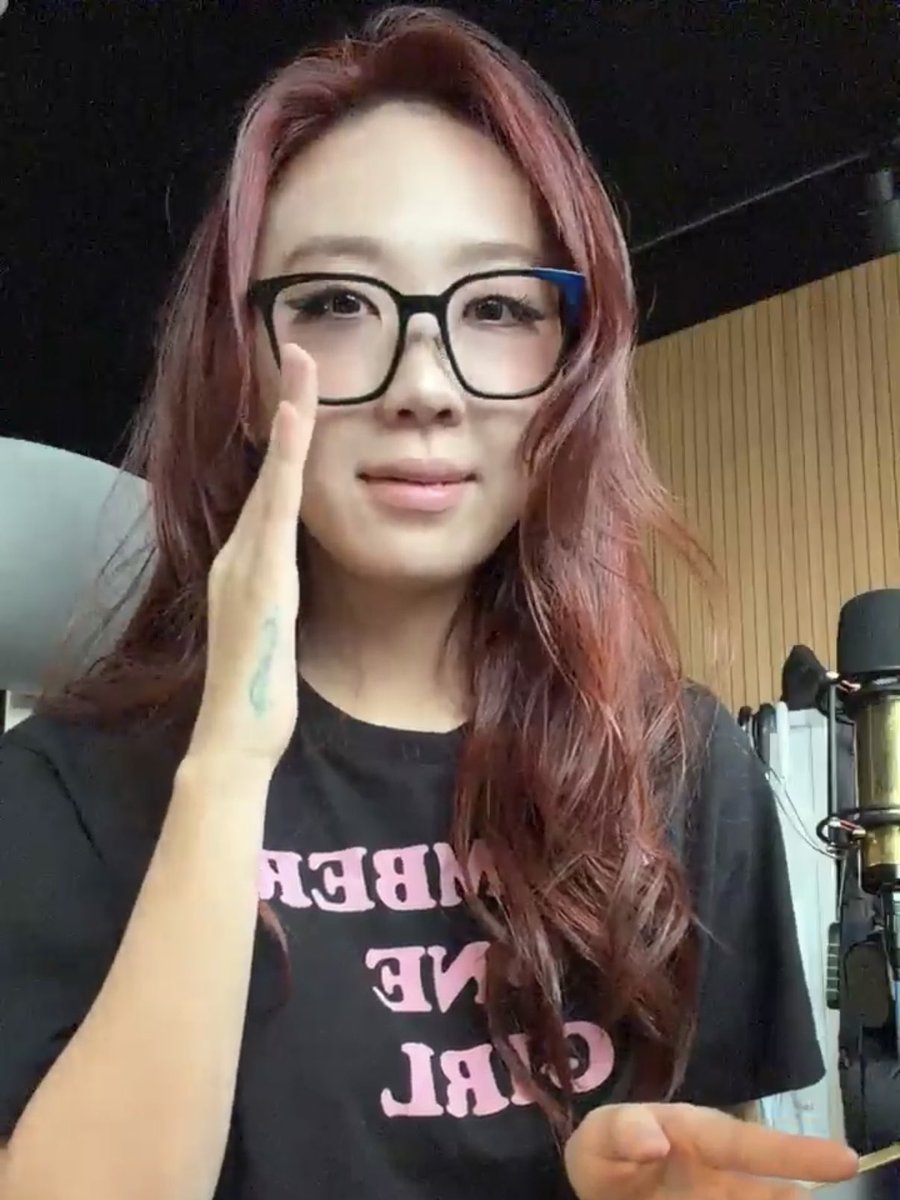 roseprotectrr's tweet image. Youngji wearing Rosie's 'number one girl' t-shirt during bubble live🌸

#ROSÉ #로제