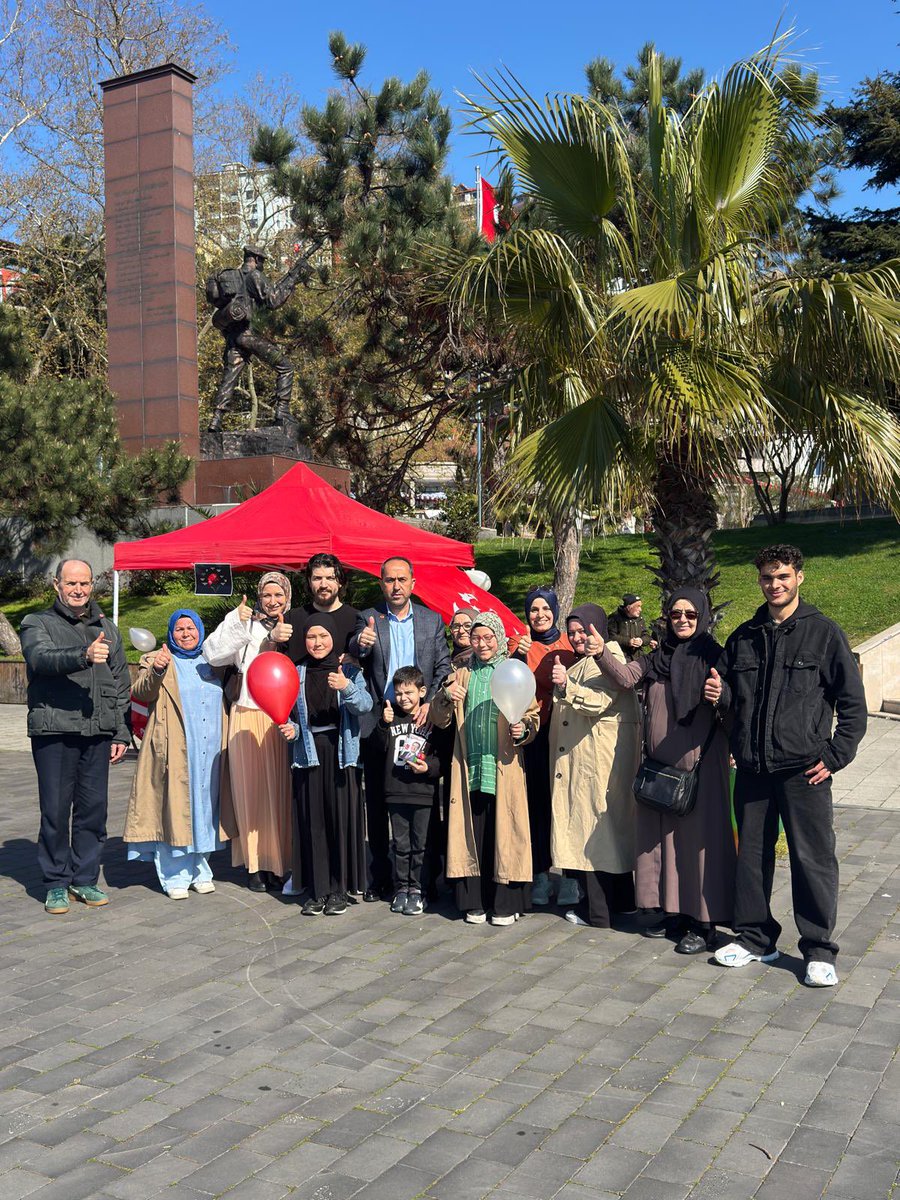 burakerol67's tweet photo. 23 Nisan Ulusal Egemenlik ve Çocuk Bayramı vesilesiyle, İl Kadın Kolları Başkanlığımızın tertip ettiği balon ve şeker dağıtımı programına katılım sağladık.

Çocuklarımızın yüzlerindeki tebessüm, bizlere hem umut hem de sorumluluğumuzu bir kez daha hatırlattı. Onların daha güvenli, daha adil ve daha huzurlu bir geleceğe kavuşması için çalışmaya devam edeceğiz.

Bu anlamlı organizasyonda emeği geçen İl Kadın Kolları Başkanlığımıza ve katkı sunan herkese teşekkür ediyor, tüm çocuklarımızın bayramını yürekten kutluyorum.