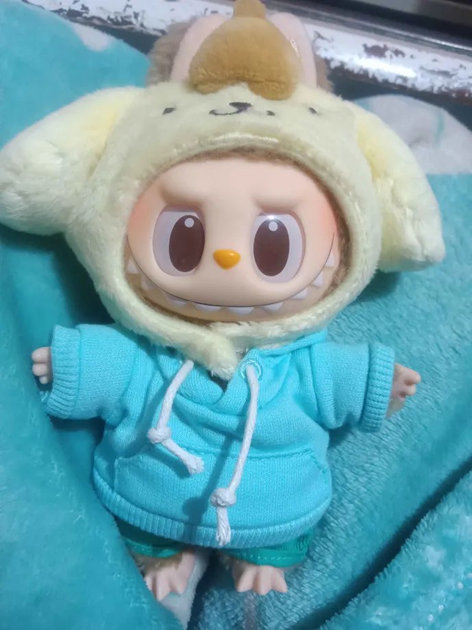 Fifi_VT's tweet photo. fifi-nii gave me a pom pom purin labubu.

i may or may not have a love hate relationship with this thing,, cute,, but ugly,,,,, https://t.co/KSaKK0Q9m4