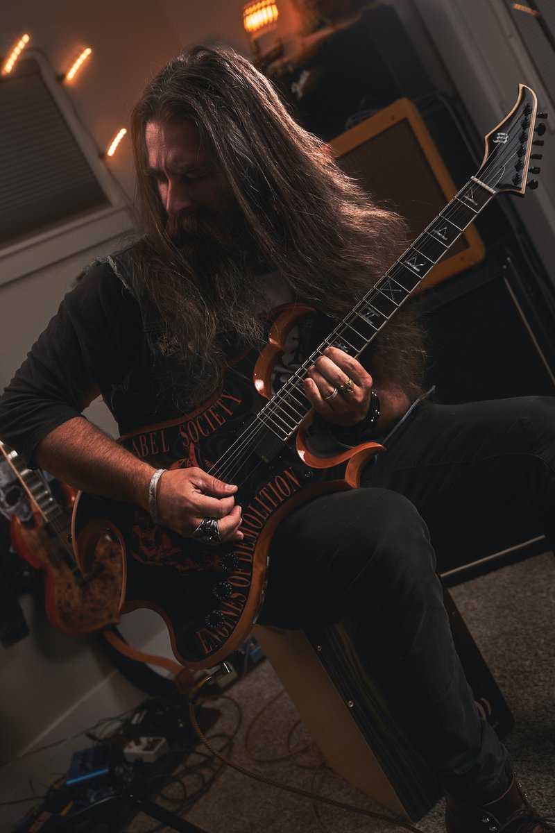 crossroadstudio's tweet photo. Little photoshoot with the Engines of Demolition Wrathmaker from Wylde Audio. #wyldeaudio #zakkwylde #blacklabelsociety https://t.co/sAamLO8zsr