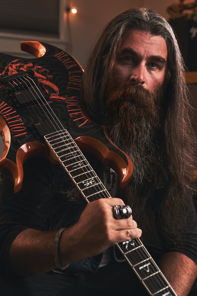 crossroadstudio's tweet photo. Little photoshoot with the Engines of Demolition Wrathmaker from Wylde Audio. #wyldeaudio #zakkwylde #blacklabelsociety https://t.co/sAamLO8zsr