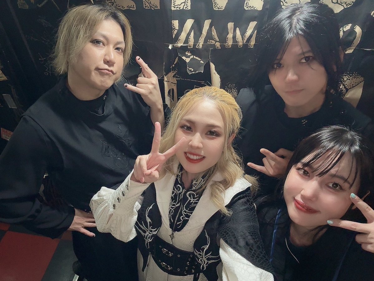 QUEEN RABBIT tweet media