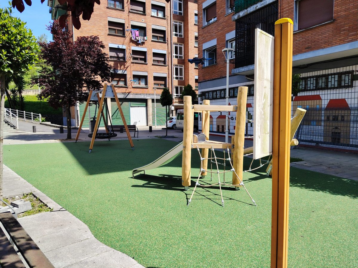 Arrigorriaga_U's tweet photo. 🛝 ¡Ya está abierta la zona de juegos del barrio de Kubo! Desde hoy, los más peques cuentan con un espacio renovado y más seguro para disfrutar. 🎡 ¡Seguimos mejorando los barrios de Arrigorriaga!

#Arrigorriaga #Kubo https://t.co/Mh3xrSusmN
