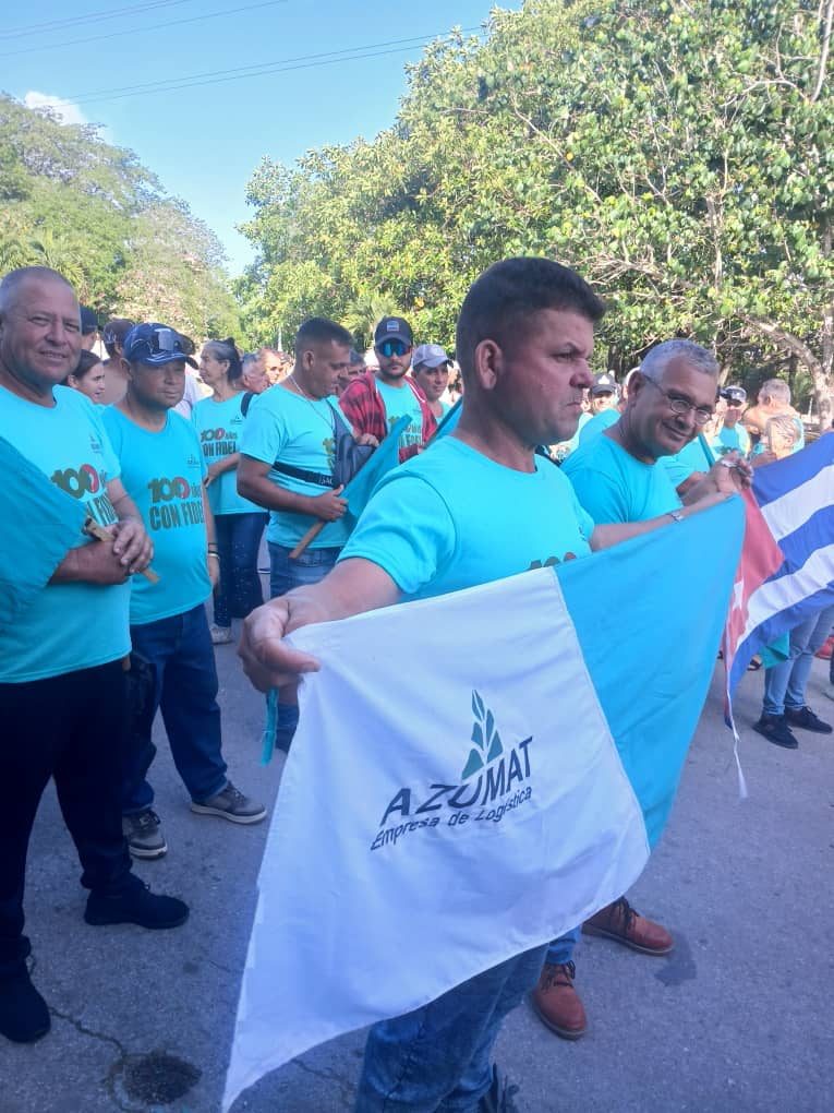 La  Agencia de Producciones Tahon preparada para el desfile por el 1 de mayo en el consejo popular de Zulueta una ves mas la agencia reafirma el compromiso con el partido y la revolución AZUMAT TAHON VA POR MAS