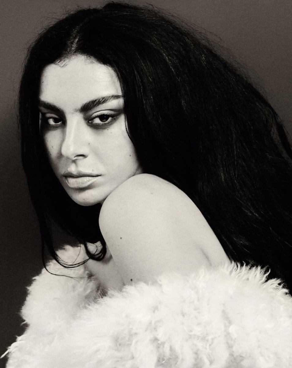 charliacervo's tweet photo. 🚨 A cantora Charli xcx se juntou ao elenco da 13ª temporada de American Horror Story”.

— É esperado que ela interprete a Bruxa Suprema. https://t.co/muXdwjVIOX
