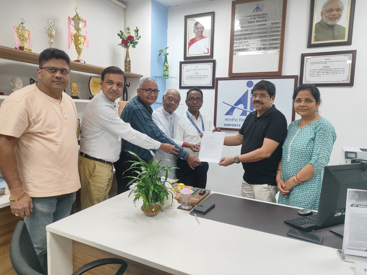 aaijrgairport's tweet photo. A step towards nurturing minds on the move ✈️📚
Lions Club Jharsuguda signs an MoU with Veer Surendra Sai Airport, Jharsuguda to create a Flybrary and supply books for passengers.
Promoting reading culture, one flight at a time. #Flybrary #ReadingCulture #Jharsuguda https://t.co/GKSr7kuCM3