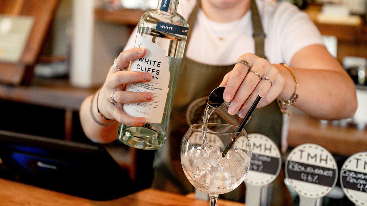 TMH_TN17's tweet image. Warm weather calls for a G&amp;amp;T! Elevate those #ThirstyThursdays with a splash of White Cliffs Kent Dry Gin - made in the Garden of England, this coastal craft spirit is ideally suited for drinking in the sunshine outside.

#springseason #publife #drinkswithfriends #locallysourced