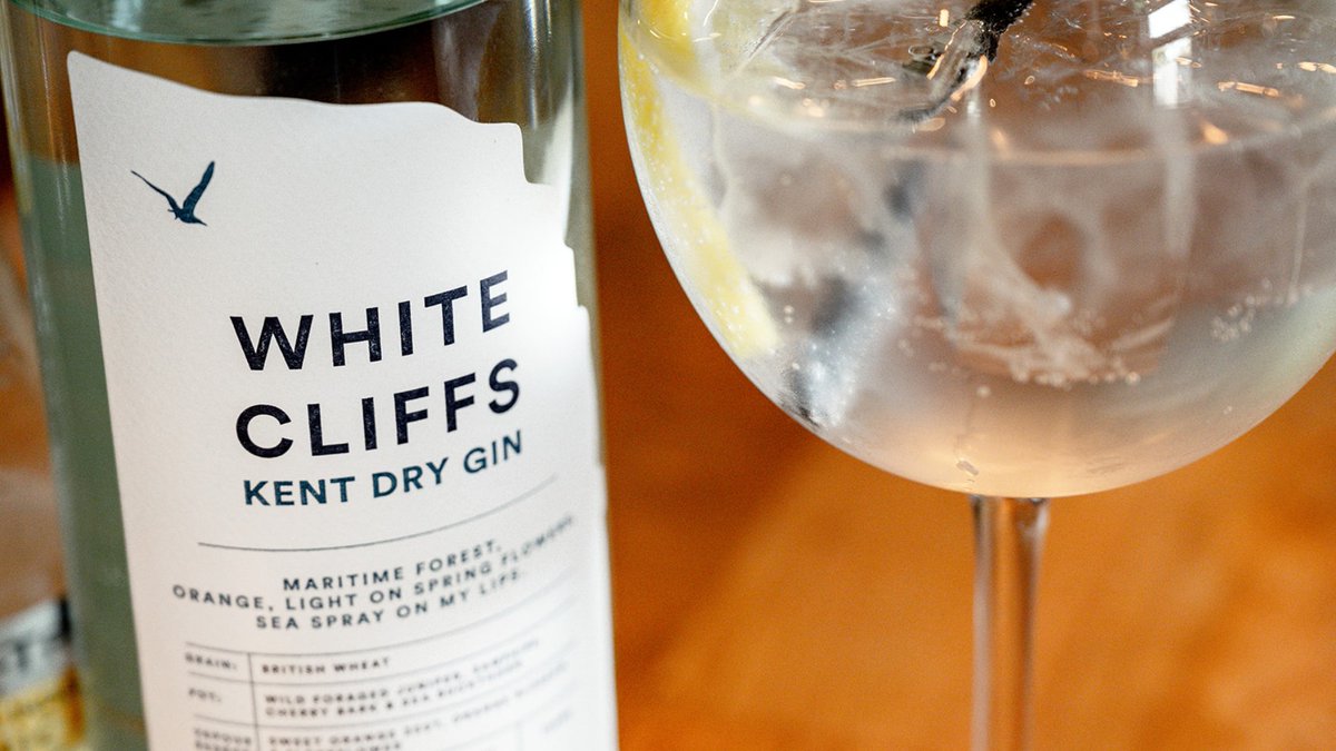 TMH_TN17's tweet image. Warm weather calls for a G&amp;amp;T! Elevate those #ThirstyThursdays with a splash of White Cliffs Kent Dry Gin - made in the Garden of England, this coastal craft spirit is ideally suited for drinking in the sunshine outside.

#springseason #publife #drinkswithfriends #locallysourced
