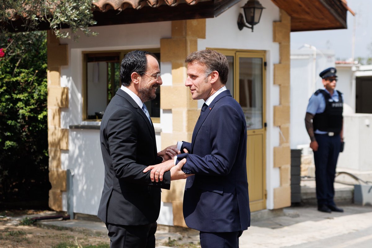 EmmanuelMacron's tweet photo. Μαζί δυναμώνουμε τη στρατηγική μας συνεργασία για μια πιο κυρίαρχη Ευρώπη, αγαπητέ Πρόεδρε @Christodulides. Ευχαριστώ για την υποδοχή σας στη Λευκωσία και για τη φιλία σας.

Η Γαλλία αγαπά την Κύπρο! https://t.co/fbNaHKkx3v