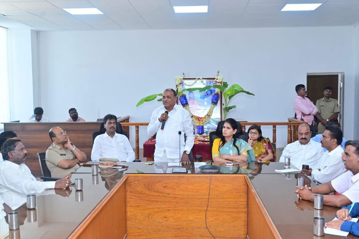 ucpshetty's tweet photo. ಚಾಮರಾಜನಗರದ ಜಿಲ್ಲಾಡಳಿತ ಭವನದ ಜಿಲ್ಲಾಧಿಕಾರಿ ಕಚೇರಿ ಸಭಾಂಗಣದಲ್ಲಿ ಜಿಲ್ಲಾಡಳಿತ ,��ಿಲ್ಲಾ ಪಂಚಾಯಿತಿ,ಕನ್ನಡ ಮತ್ತು ಸಂಸ್ಕೃತಿ ಇಲಾಖೆ ವತಿಯಿಂದ ನಡೆದ ಮಹರ್ಷಿ ಭಗೀರಥ ಜಯಂತಿ ಕಾರ್ಯಕ್ರಮದಲ್ಲಿ  ಮಹರ್ಷಿ ಭಗೀರಥರ ಭಾವಚಿತ್ರಕ್ಕೆ ಪುಷ್ಪಾರ್ಚನೆ ಮಾಡಿ ಮಾತನಾಡಿದೆ. https://t.co/DSy6UZBfMC