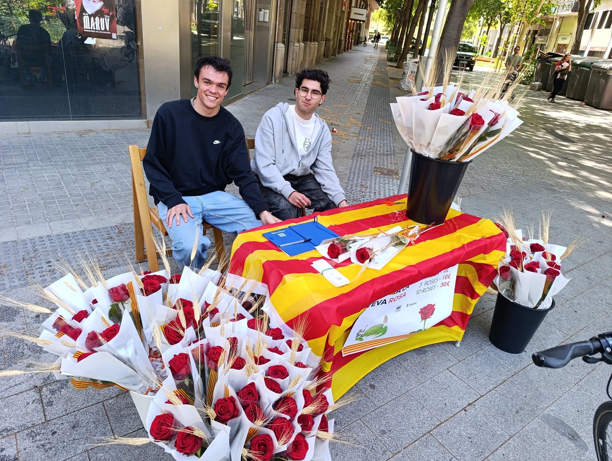 donvaleron's tweet photo. Dia 23 #30diesAMBbiciBCN #30diesAMBbici #30DEB #AMBbici #30diasenbici #30daysofbiking #avuitrek #roses #santjordi 🚲 🚲 🚲 🚲 https://t.co/EPYH1cmwrU