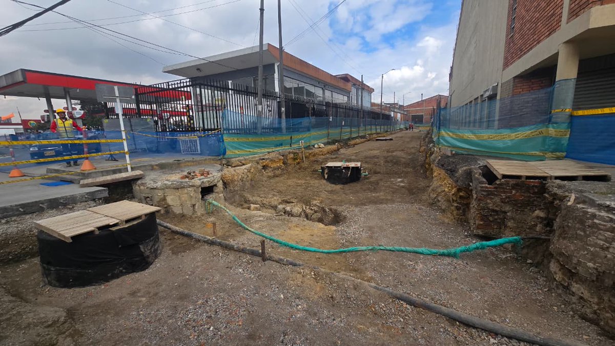 ContraloriaBta's tweet image. Continúa nuestro seguimiento a las obras para la construcción de malla vial en #PuenteAranda, donde se invierten $67.000 millones.

📊 Este contrato fue retomado en noviembre de 2025, y actualmente se intervienen 8 tramos.

#ContraloríaDeBogotá