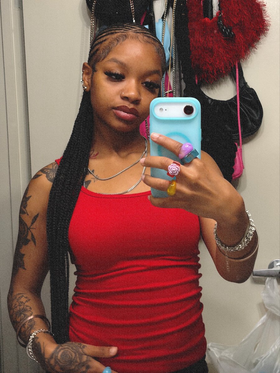 fineshyt01's tweet image. Who that Hoe wanna B #P